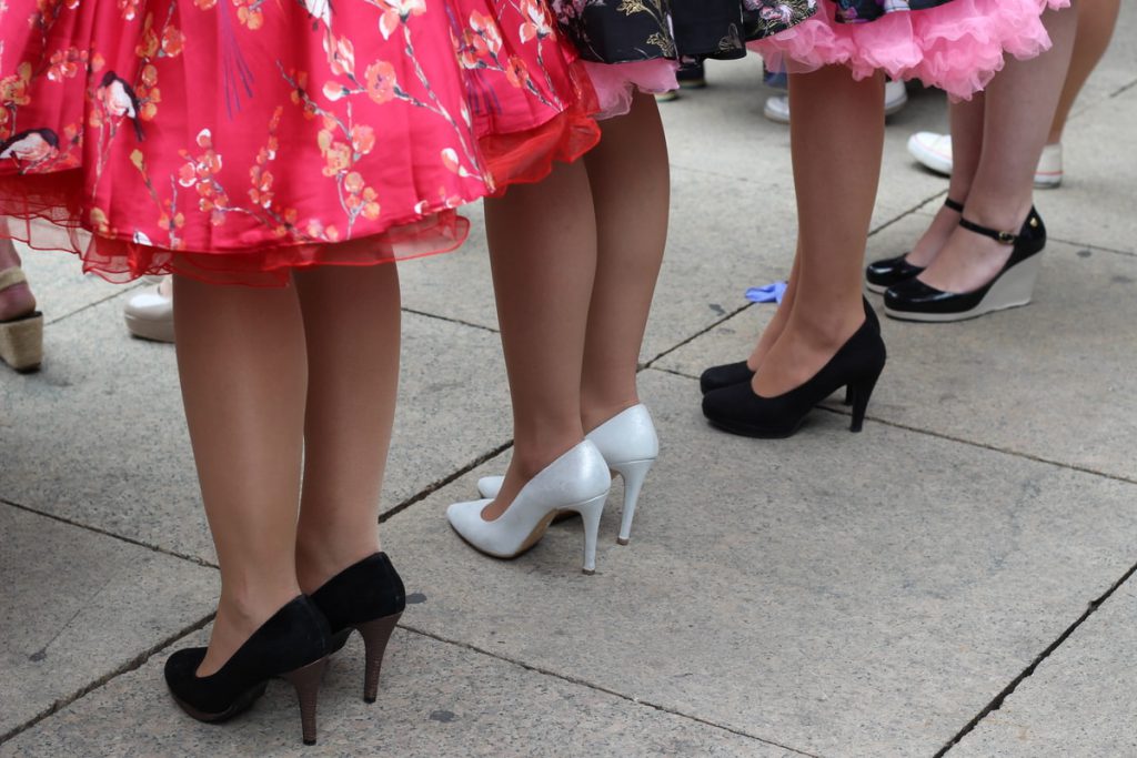 בחורות עם שמלות צבעוניות ונעלי עקב בתצוגת אופנה פראג