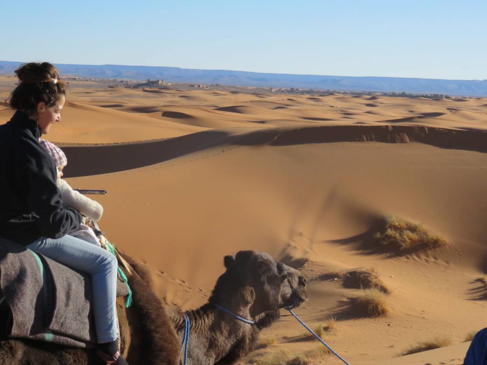 הדסה רוכבת עם התינוקת על גמל במדבר סהרה