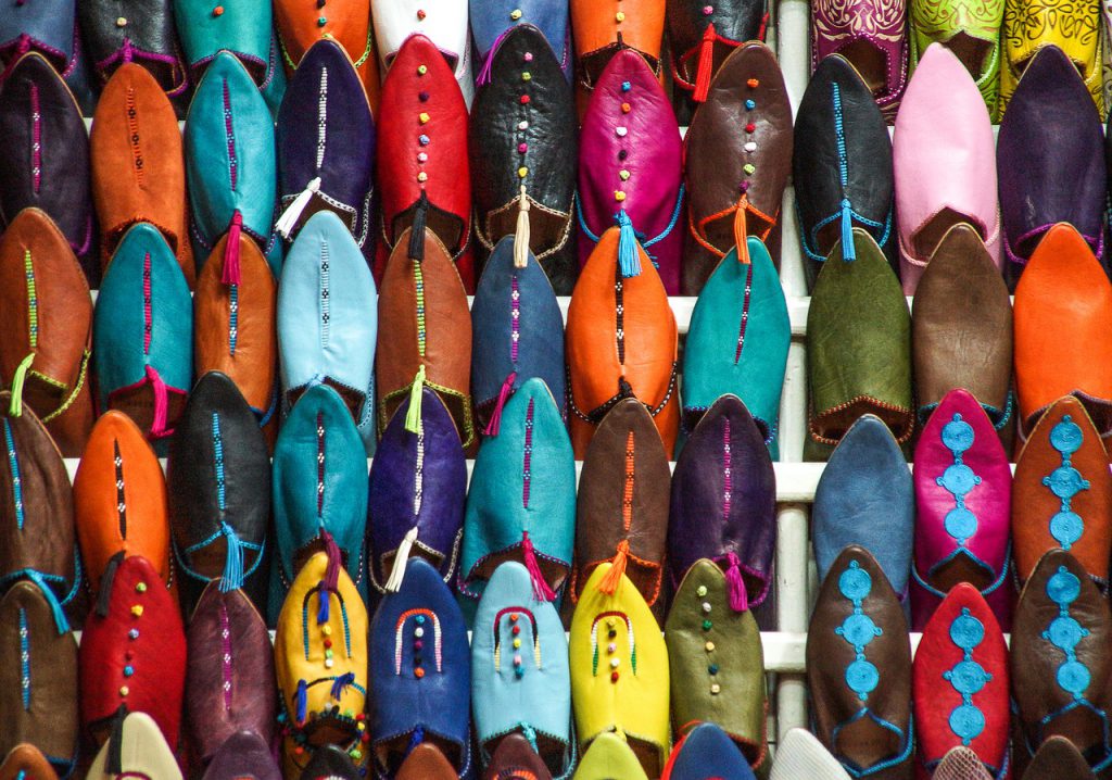 נעליים צבעוניות בשוק של מרקש