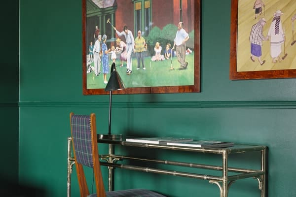 חדר ירוק עם תמונות של אירועי ספורט