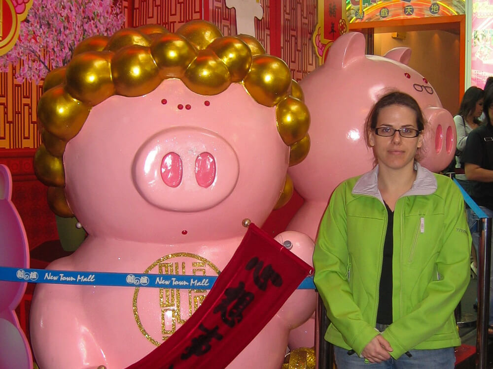 אני עם פסל חזיר לכבוד שנת החזיר