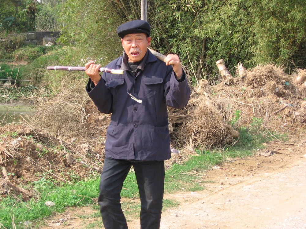 זקן סיני בדרך כפרית