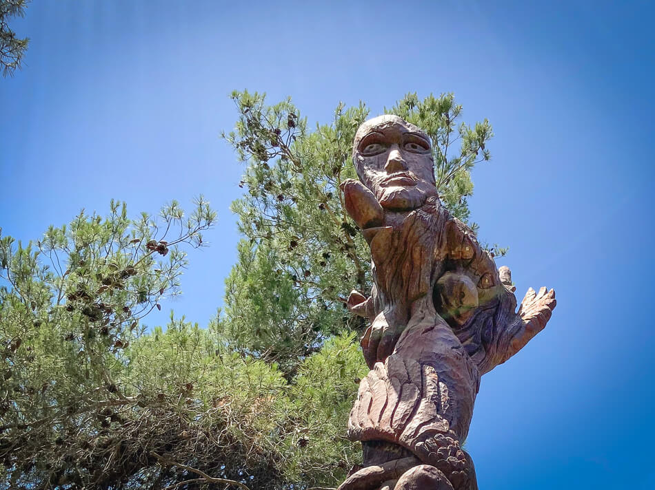 טוטם - פסל עץ ליד הר אדר