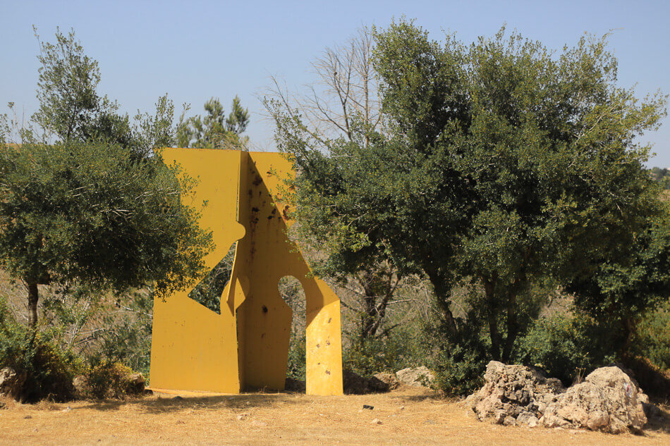 פסל מתכת צהוב ביער נוה אילן