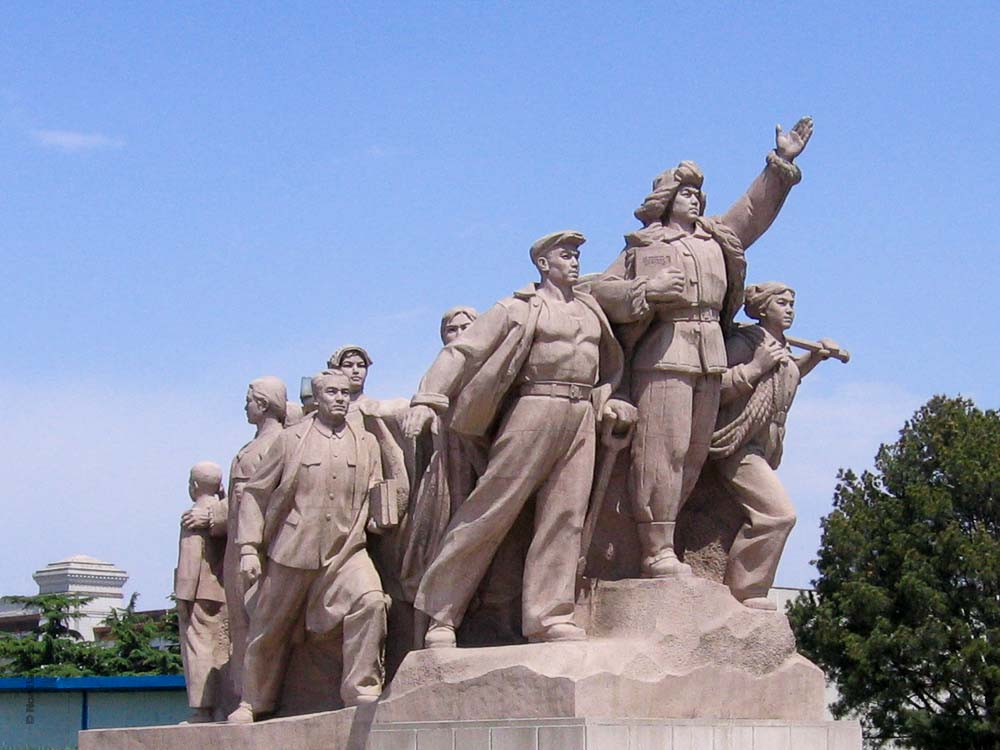 אנדרטה בחזית המואוזוליאום של מאו, כיכר טיאננמן
