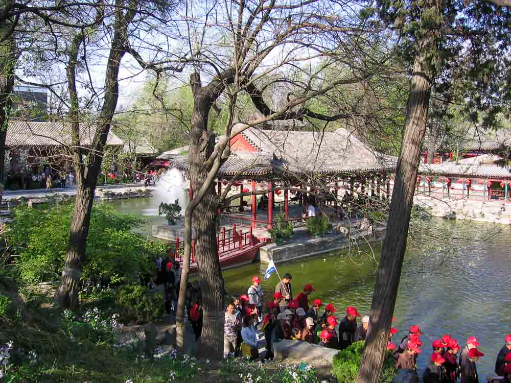 אגם ובו ביתן עם גג סיני מסורתי, והרבה תיירים