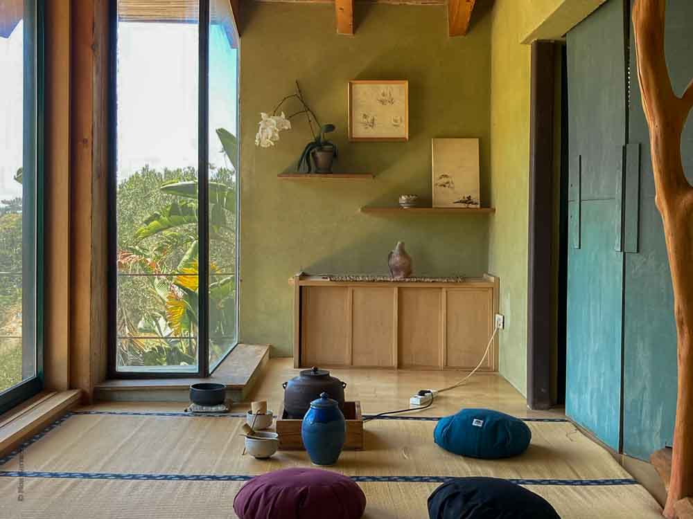 חגר יפני עם מחצלות, כריות וקומקום תה