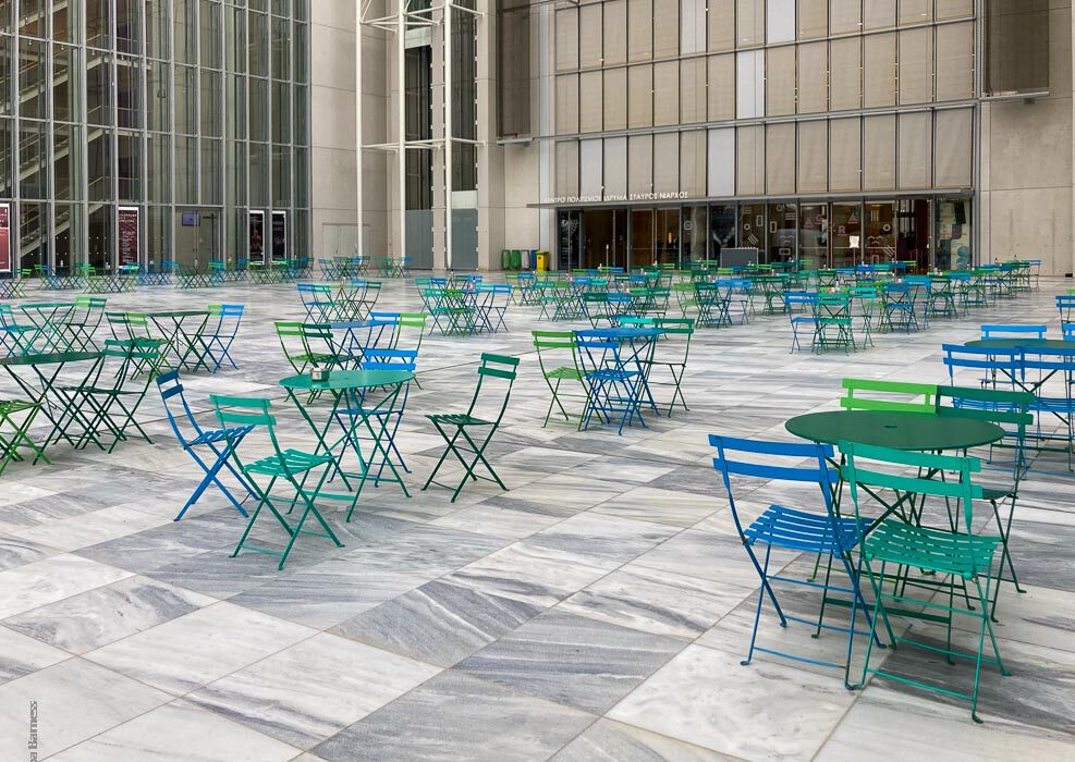 מרכז התרבות החדש באתונה - רחבת הכניסה עם כסאות בכחול ויורק