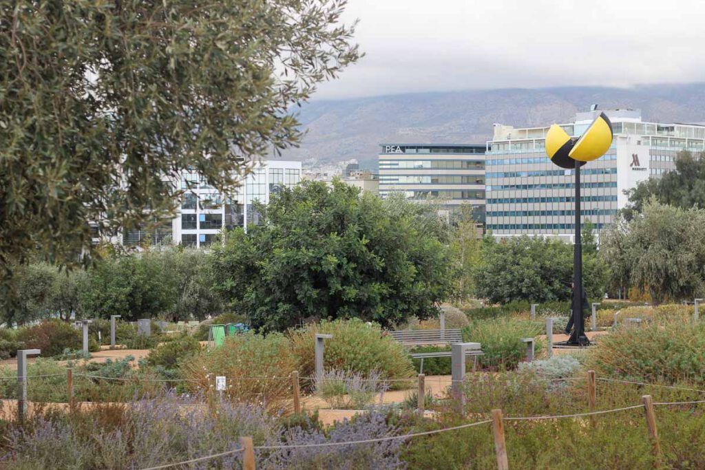 מרכז התרבות החדש באתונה - הגן עם פסל קינטי יצהוב