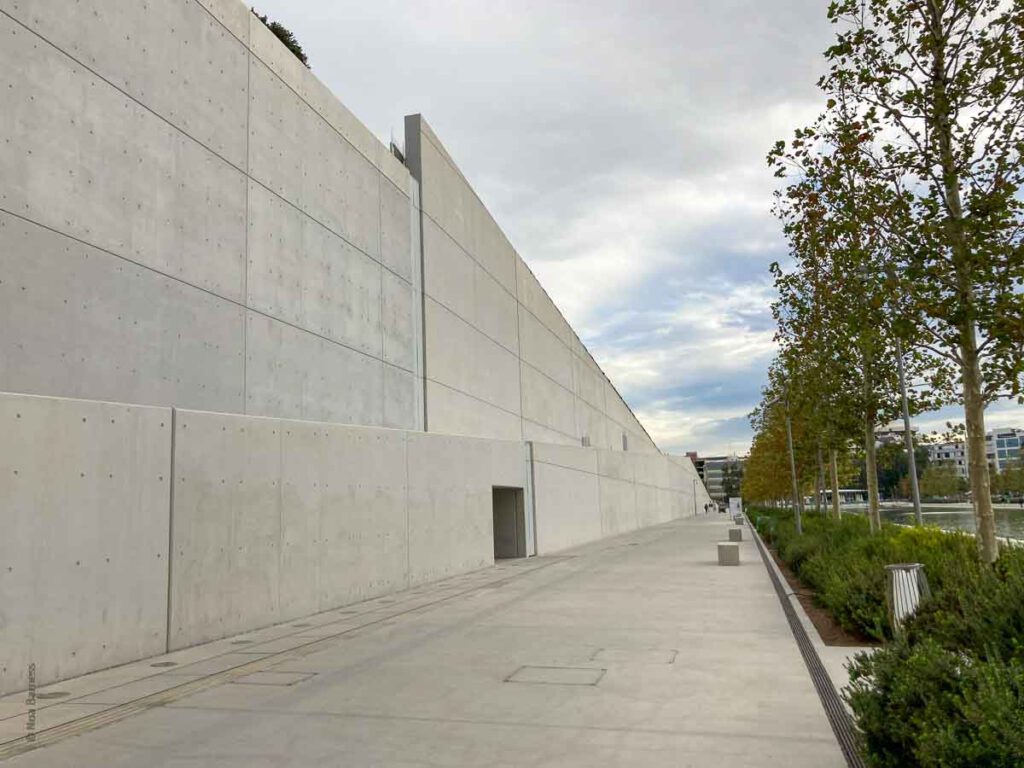 מרכז התרבות החדש באתונה - קיר בטון משופע בחוץ