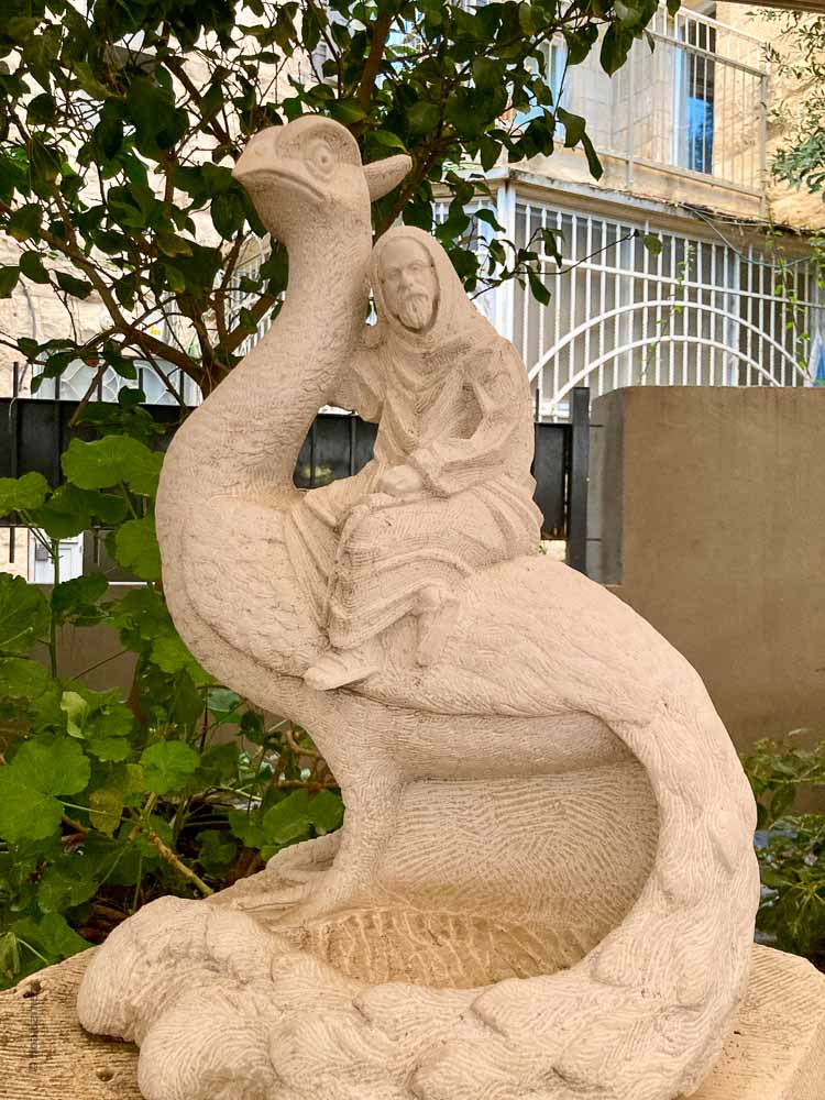 פסל של שץ, מייסד בצלאל, עם נחש המחמד שלו.