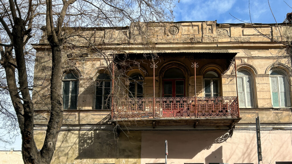 בניין ישן בטביליסי, מרפסת עם מעקה ברזל מקושט