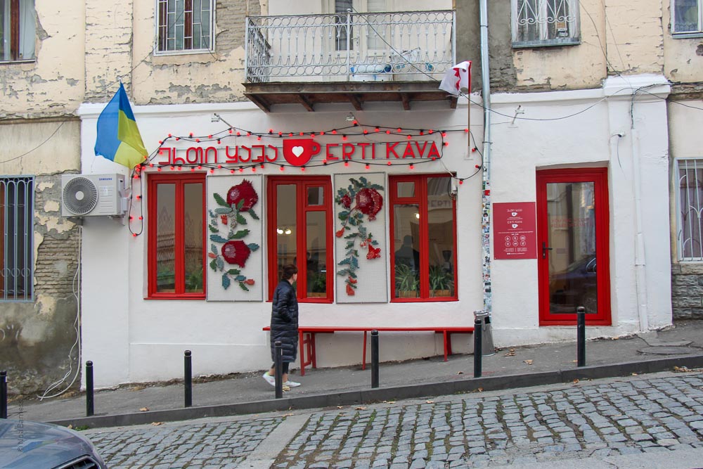 חזית בית קפה ERTI KAVA בטביליסי, לבן עם חלונות אדומים