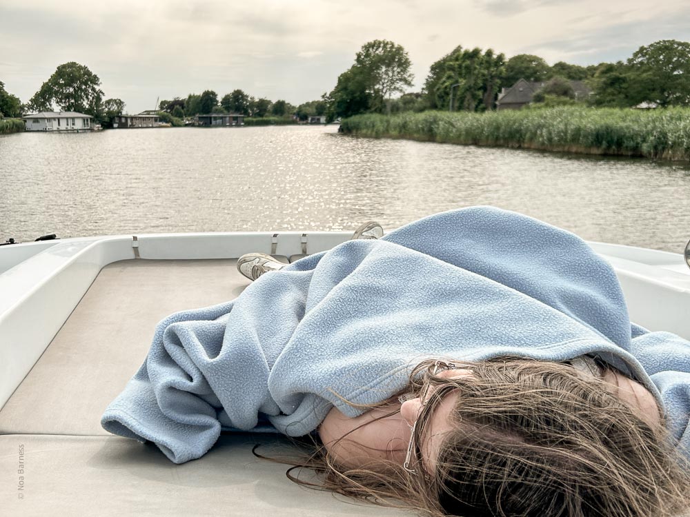 ילדה ישנה על סיפון הסירה