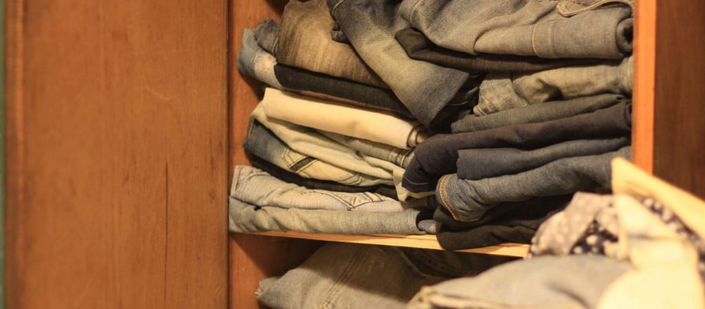 ארון מלא ג'ינסים משומשים - בית מלאכה